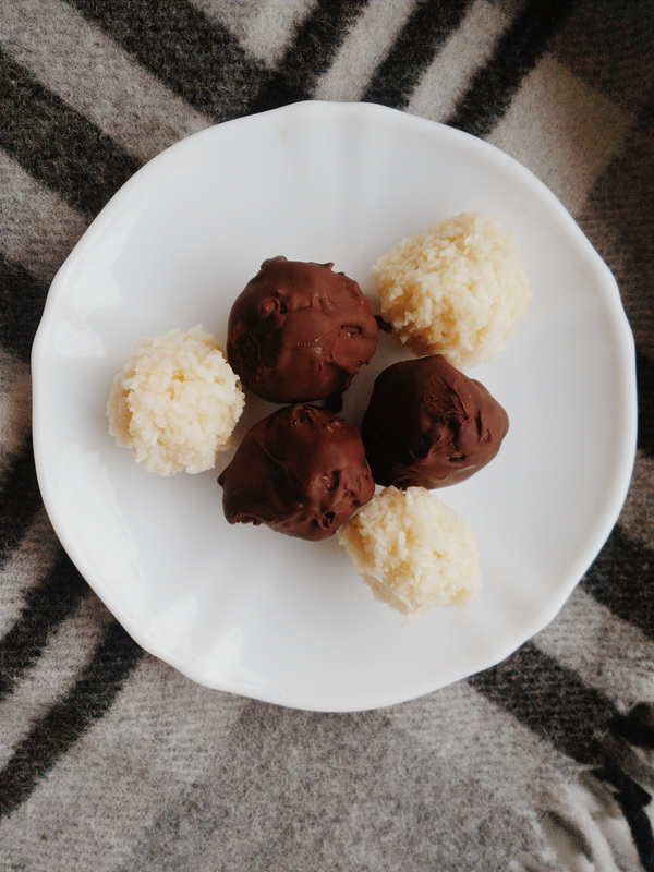 Homemade Bounty Bars-Coconut Filled Chocolate Candies Perfect for #ValentinesDay! Recipe on Creating A Curated Life
