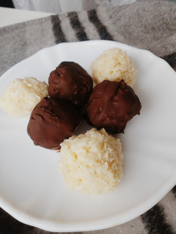 Homemade Bounty Bars-Coconut Filled Chocolate Candies Perfect for #ValentinesDay! Recipe on Creating A Curated Life